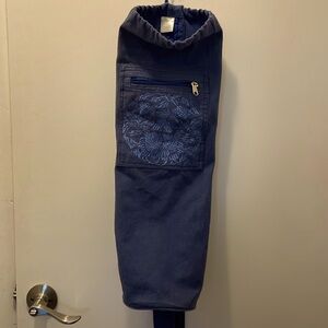 GAIAM blue adjustable strap yoga mat carry bag